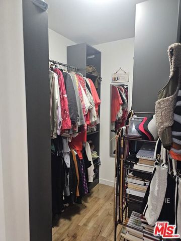 18326 Collins Street F, Tarzana (los Angeles), CA 91356