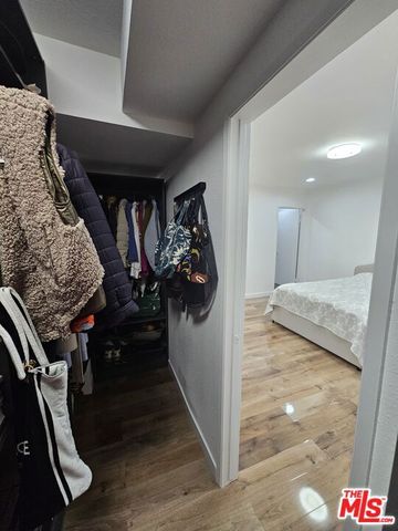 18326 Collins Street F, Tarzana (los Angeles), CA 91356