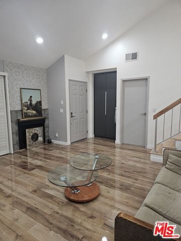 18326 Collins Street F, Tarzana (los Angeles), CA 91356