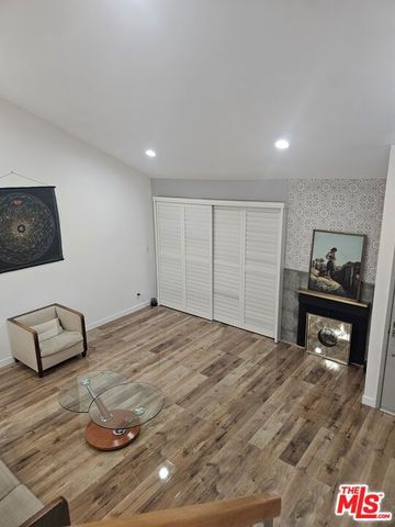 18326 Collins Street F, Tarzana (los Angeles), CA 91356