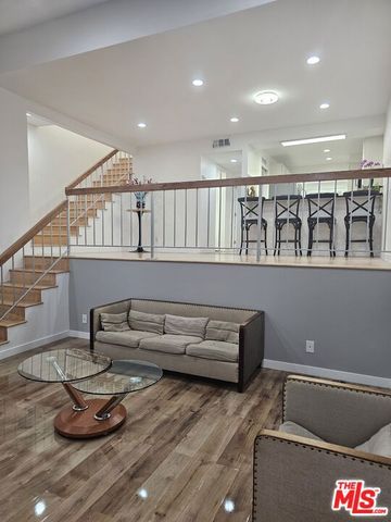 18326 Collins Street F, Tarzana (los Angeles), CA 91356