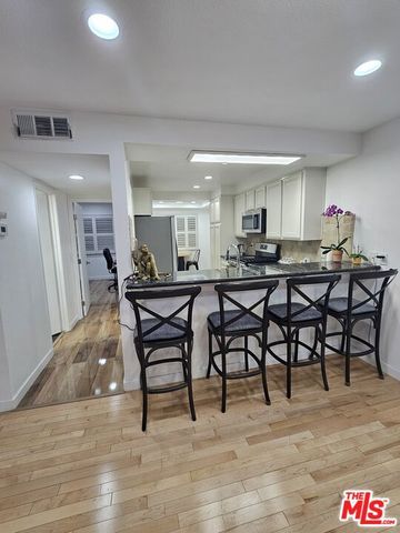 18326 Collins Street F, Tarzana (los Angeles), CA 91356