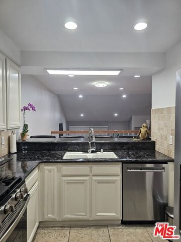 18326 Collins Street F, Tarzana (los Angeles), CA 91356