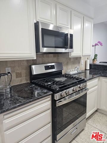 18326 Collins Street F, Tarzana (los Angeles), CA 91356