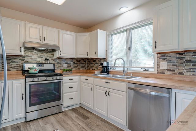 809 Carol Avenue S, Mchenry, IL 60050
