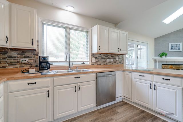 809 Carol Avenue S, Mchenry, IL 60050