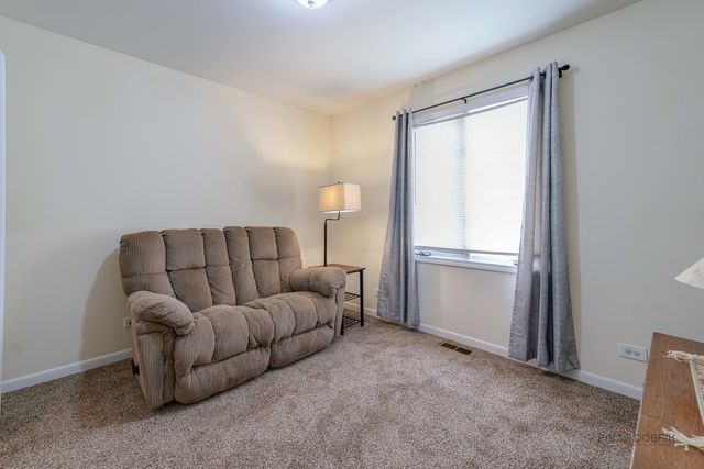 809 Carol Avenue S, Mchenry, IL 60050