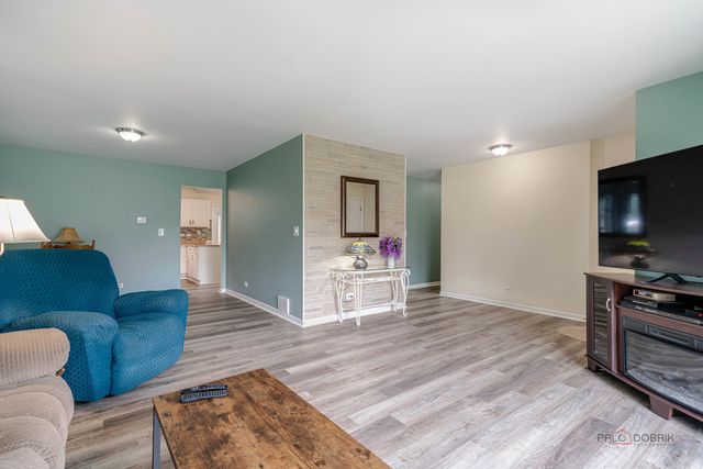 809 Carol Avenue S, Mchenry, IL 60050