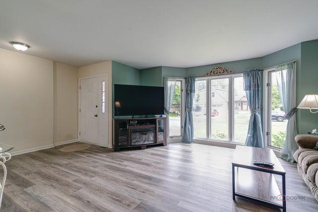 809 Carol Avenue S, Mchenry, IL 60050