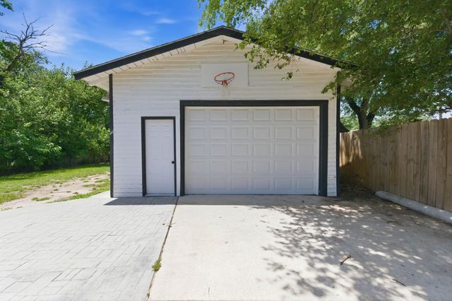 1921 N Gow St, Wichita, KS 67203