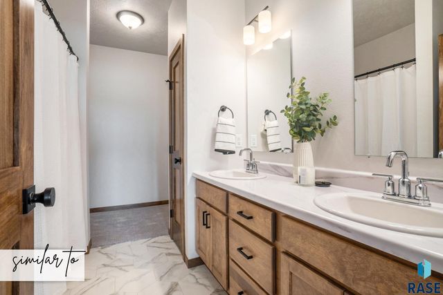 8014 E Tencate Pl, Sioux Falls, SD 57110