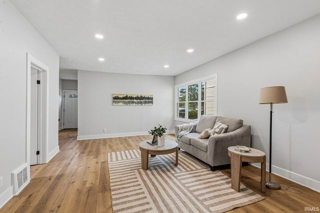 120 N Frances Street, South Bend, IN 46617