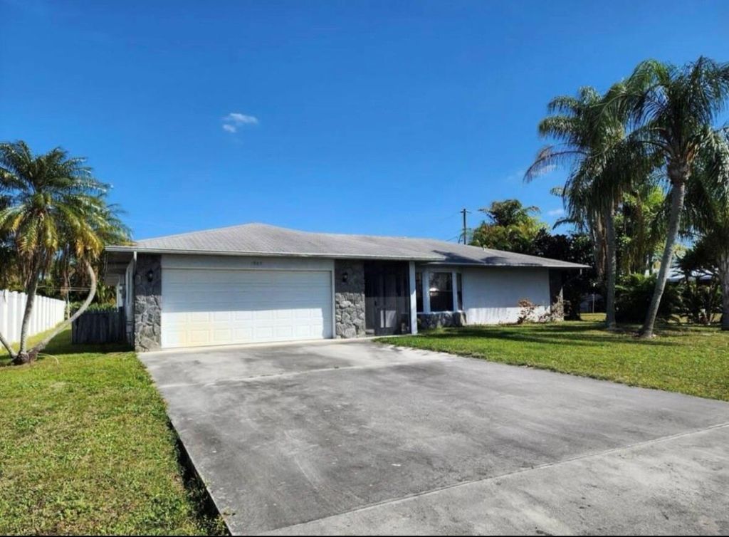 1985 SE Dupont Street, Port St. Lucie, FL 34952