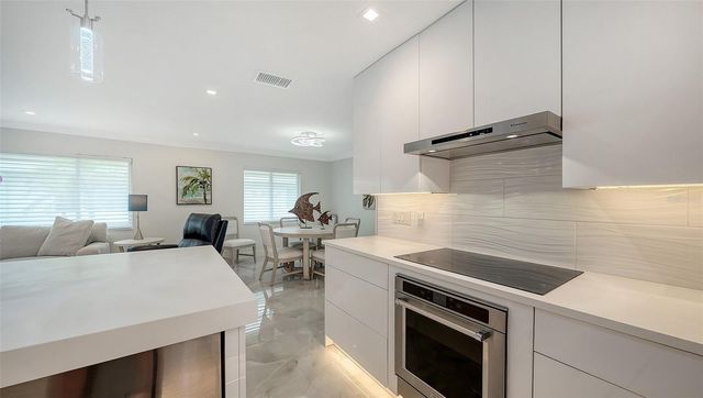 1900 BENJAMIN FRANKLIN DRIVE V11, Sarasota, FL 34236