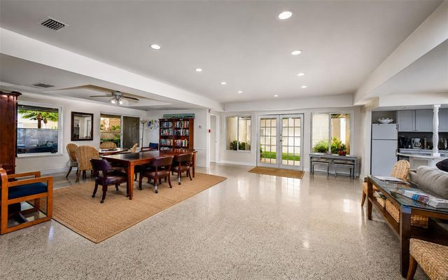 1900 BENJAMIN FRANKLIN DRIVE V11, Sarasota, FL 34236
