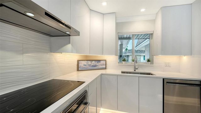 1900 BENJAMIN FRANKLIN DRIVE V11, Sarasota, FL 34236