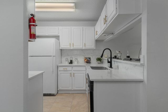 5981 Arapaho Road 305, Dallas, TX 75248