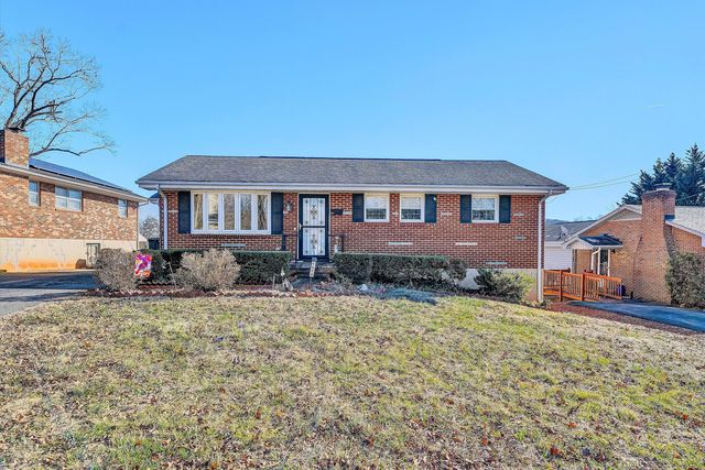 1524 Liggates RD, Lynchburg, VA 24502