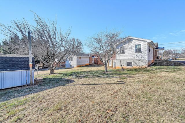 1524 Liggates RD, Lynchburg, VA 24502