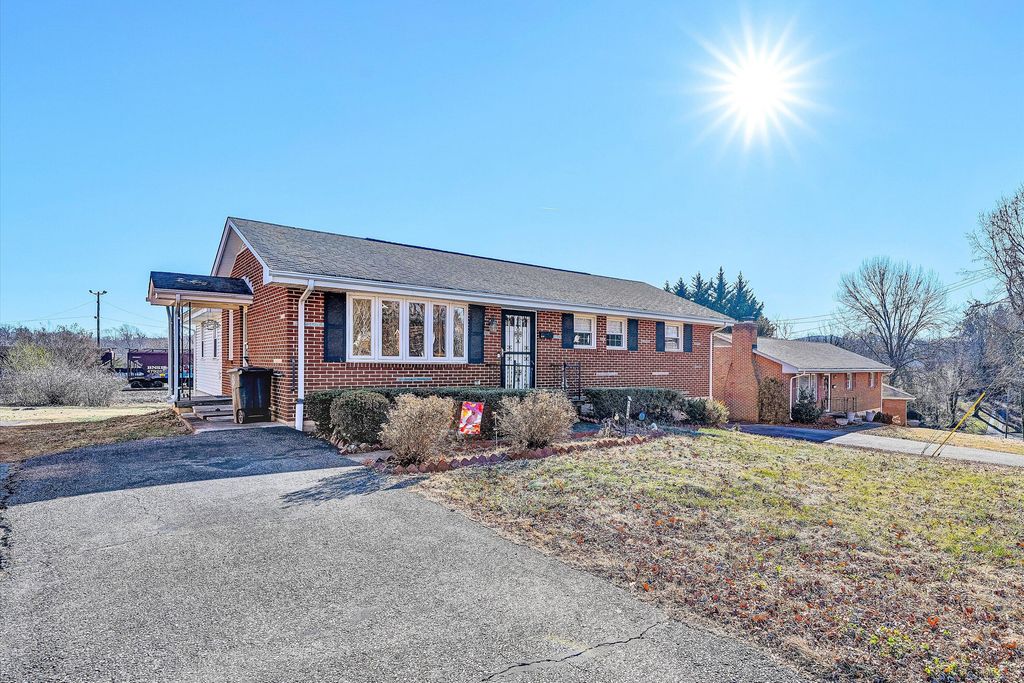 1524 Liggates RD, Lynchburg, VA 24502