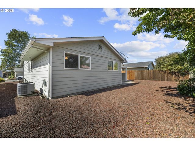 540 W CLACKAMAS Cir, Woodburn, OR 97071