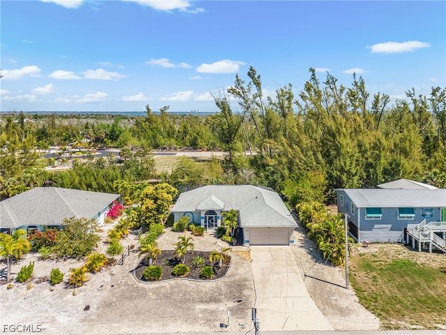 3852 Stabile RD, St James City, FL 33956