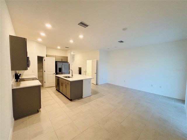 2512 PARAVANE WAY, Wesley Chapel, FL 33543