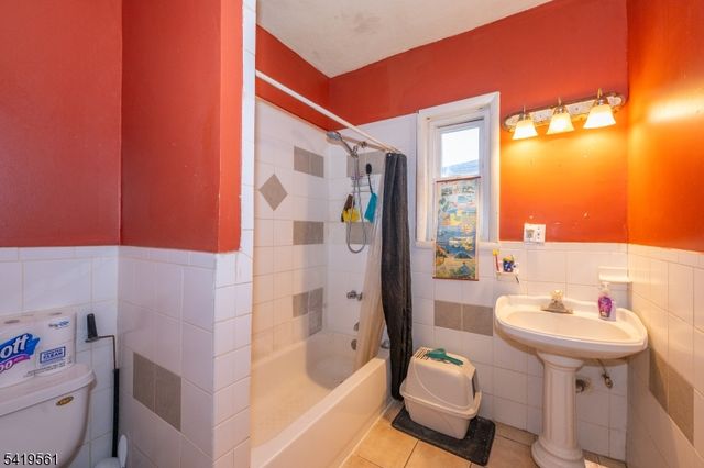 31 Chestnut St, East Orange City, NJ 07018