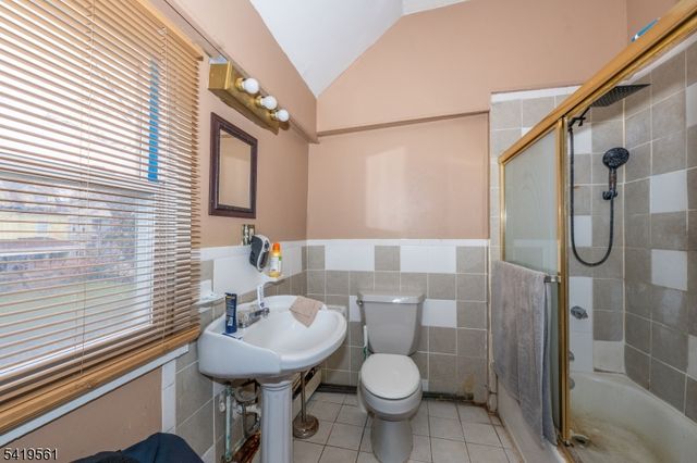 31 Chestnut St, East Orange City, NJ 07018