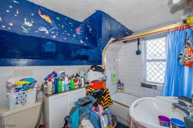 31 Chestnut St, East Orange City, NJ 07018