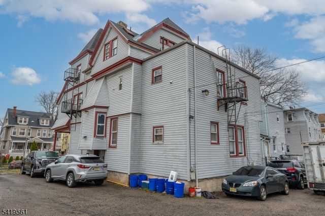 31 Chestnut St, East Orange City, NJ 07018