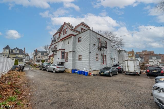 31 Chestnut St, East Orange City, NJ 07018