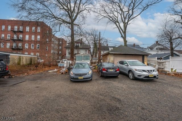 31 Chestnut St, East Orange City, NJ 07018