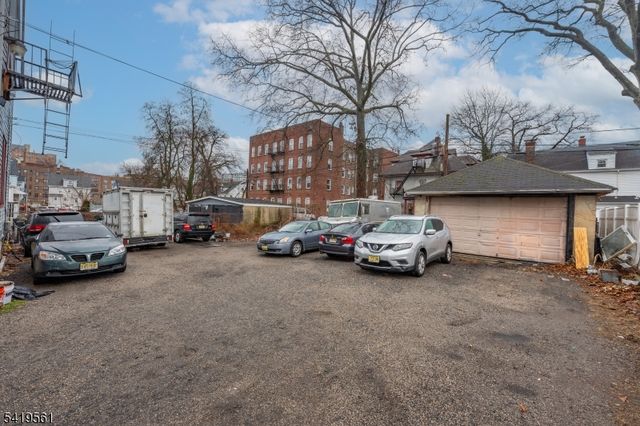 31 Chestnut St, East Orange City, NJ 07018