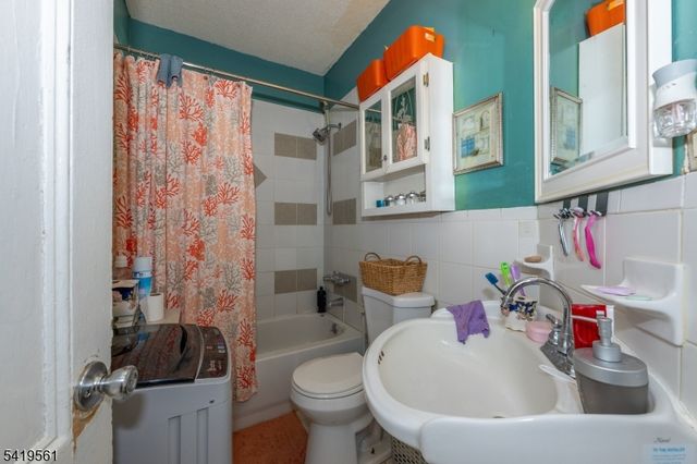 31 Chestnut St, East Orange City, NJ 07018