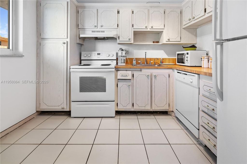 Image 13 of property listing at 5935 Del Lago Cir 209, Sunrise, FL 33313