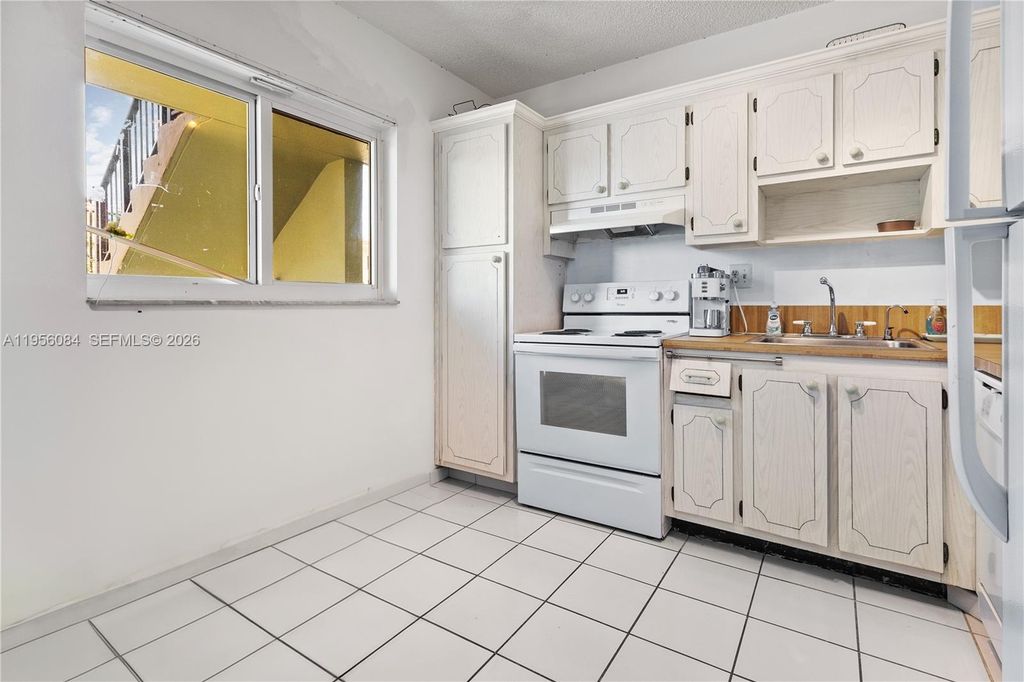 Image 14 of property listing at 5935 Del Lago Cir 209, Sunrise, FL 33313