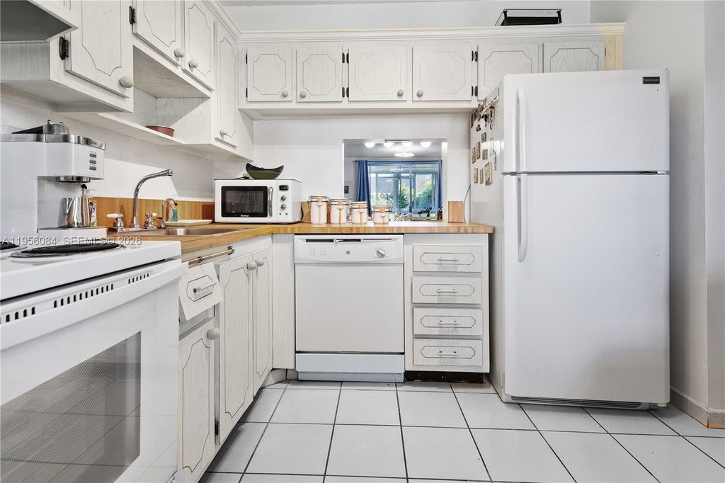 Image 15 of property listing at 5935 Del Lago Cir 209, Sunrise, FL 33313