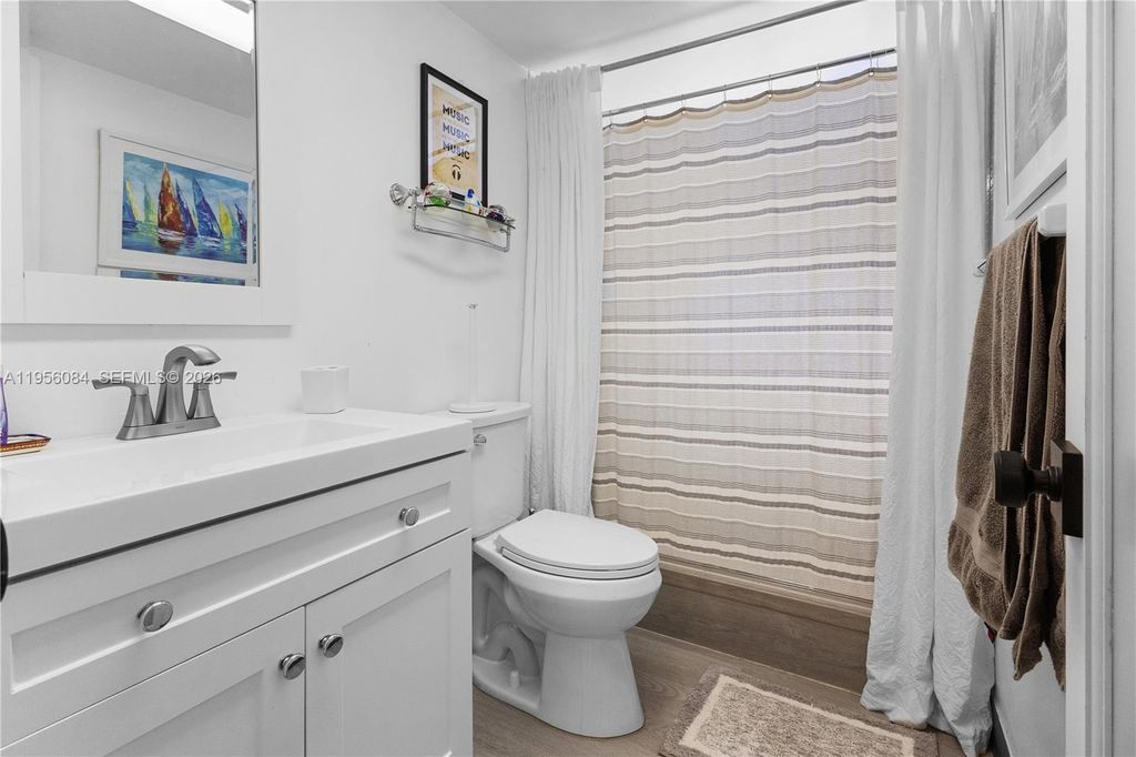 Image 9 of property listing at 5935 Del Lago Cir 209, Sunrise, FL 33313