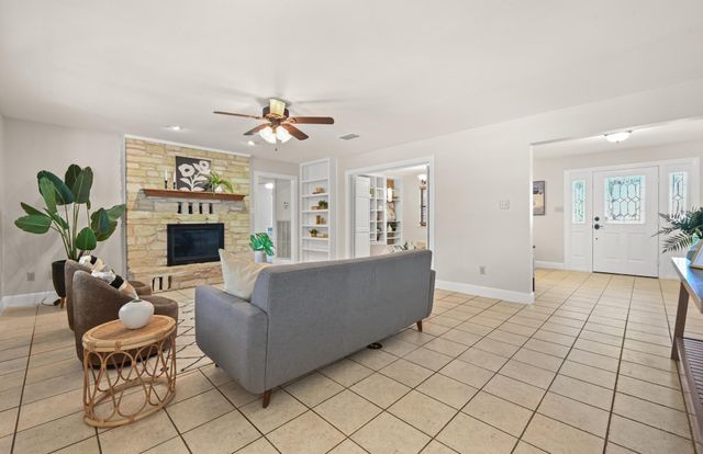 224 Maple DR, Mountain City, TX 78610