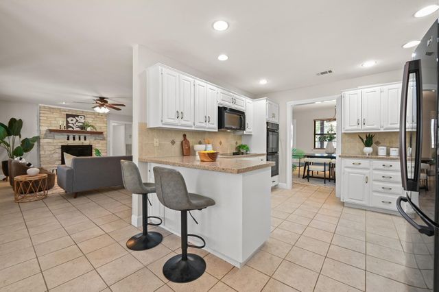 224 Maple DR, Mountain City, TX 78610