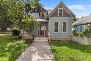 710 Gresham ST, Smithville, TX 78957