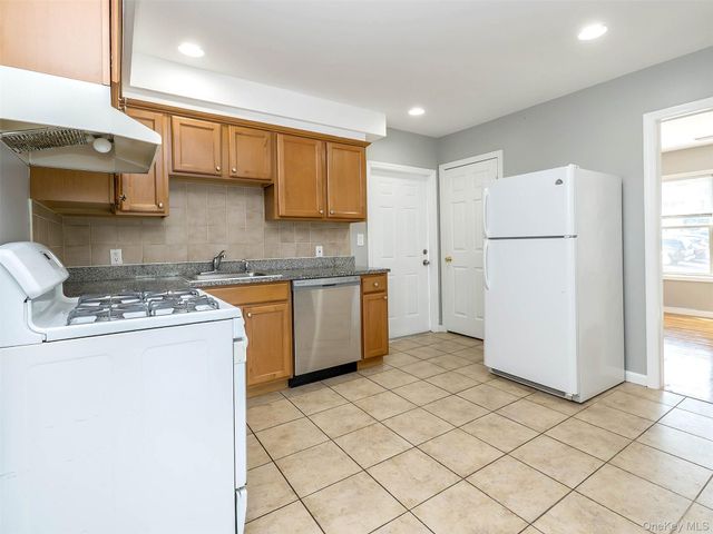 11 Shore Road 2, Port Washington, NY 11050