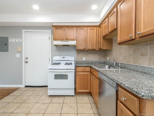 11 Shore Road 2, Port Washington, NY 11050