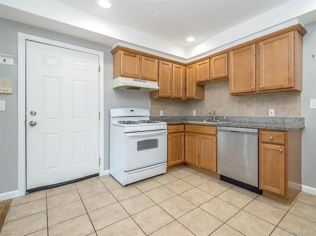 11 Shore Road 2, Port Washington, NY 11050