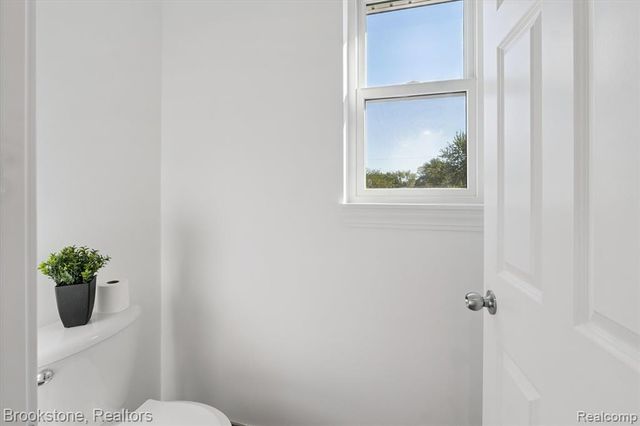 365 Hartland Dr, Troy, MI 48083