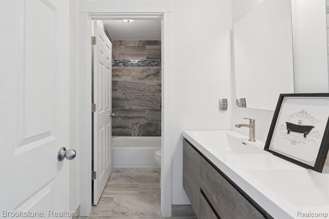 365 Hartland Dr, Troy, MI 48083