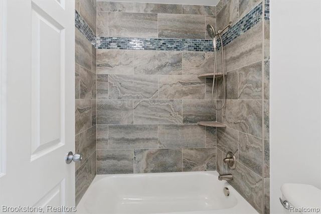 365 Hartland Dr, Troy, MI 48083