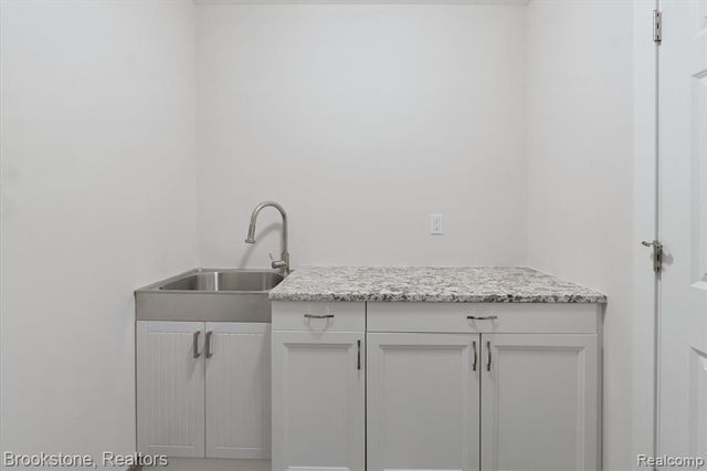 365 Hartland Dr, Troy, MI 48083