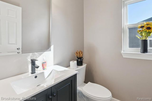 365 Hartland Dr, Troy, MI 48083